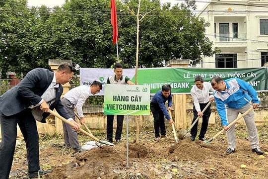 Vietcombank Hải Dương phối hợp phát động trồng cây tại Nhà tưởng niệm Phó Chủ tịch nước Nguyễn Lương Bằng