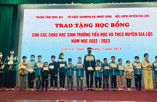 123 học sinh nghèo, học sinh khó khăn Gia Lộc được hỗ trợ