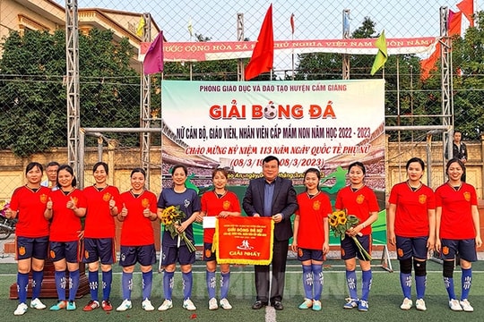 [Video] Phụ nữ Cẩm Giàng đam mê đá bóng