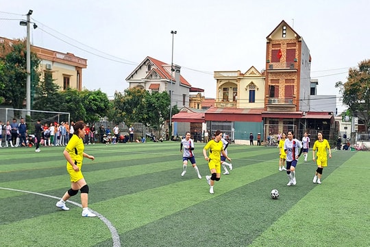 Phụ nữ Cẩm Giàng đam mê bóng đá