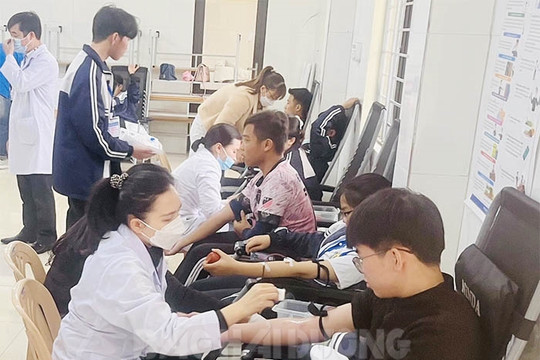 Giáo viên, học sinh Trường THPT Thanh Miện II hiến 111 đơn vị máu