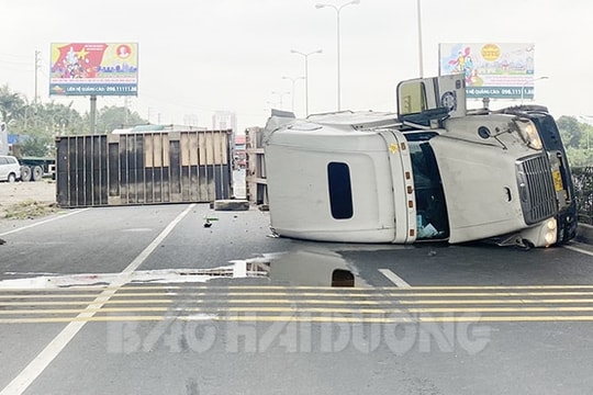 Lật xe đầu kéo đoạn phường Nhị Châu, quốc lộ 5 ùn tắc cục bộ