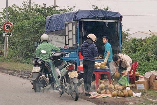 Xe tải bán hàng ngay dốc cầu An Thái