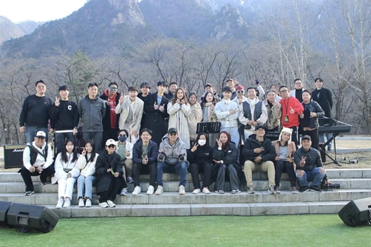 Vietnamese singers launch street performance tour in Korea
