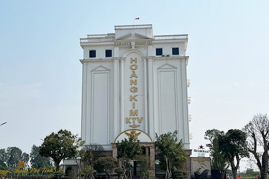Bắt quả tang quán karaoke Hoàng Kim KTV lén lút đón khách
