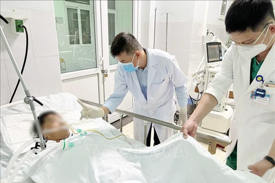 18 học sinh nhập viện sau khi uống trà sữa, ăn trái cây lắc