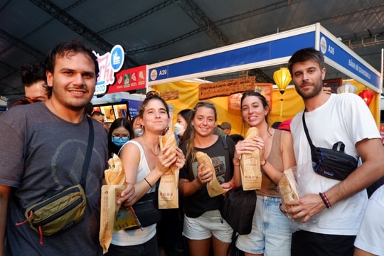 Foreign tourists flock to Vietnam’s first banh mi festival