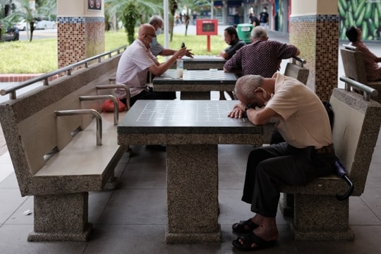Người già cô đơn