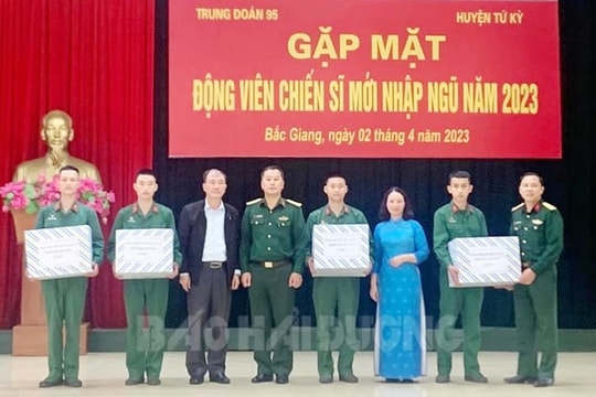 Phụ nữ Tứ Kỳ thăm, tặng quà tân binh Trung đoàn 95
