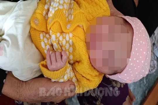 Một cháu bé bị bỏ rơi ở xã Hà Kỳ