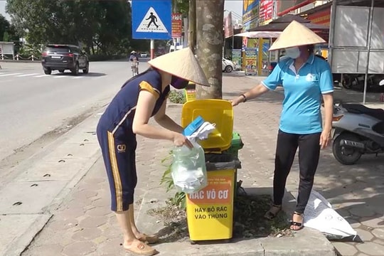 Tứ Kỳ hỗ trợ các hộ tham gia phân loại rác thải tại nguồn
