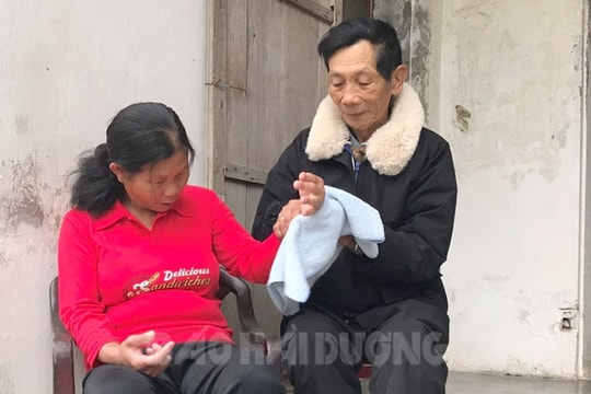 Cám cảnh cha già nuôi con khiếm thị và cháu nhỏ