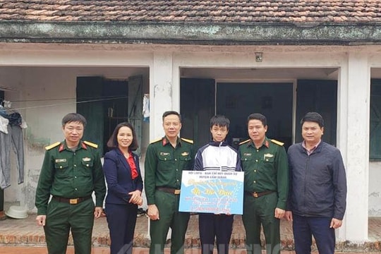 Ban Chỉ huy quân sự huyện Cẩm Giàng nhận đỡ đầu trẻ mồ côi