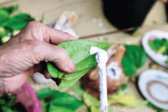 Que têm trầu đâm vào ngực trẻ, sơ cứu sai, suýt mất mạng