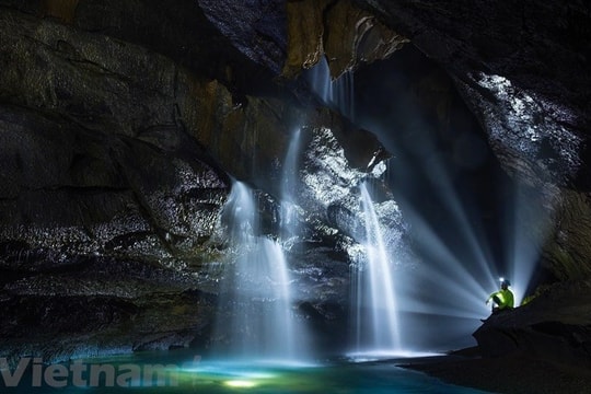 [Photos] Exploring waterfall in million-year-old cave