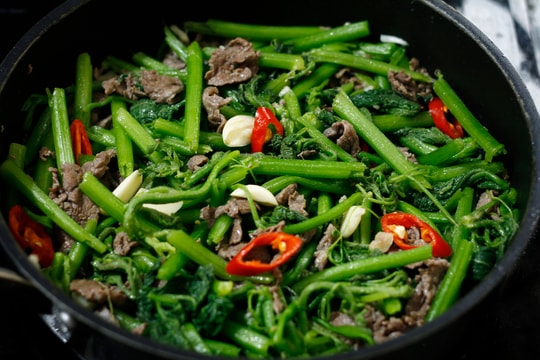 Bí quyết xào rau bí với tỏi xanh giòn