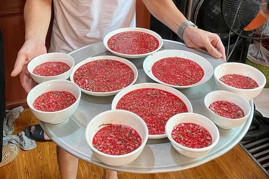 Quanh đĩa tiết canh lợn