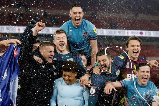 Câu lạc bộ đầu tiên thăng hạng Premier League 2023/24