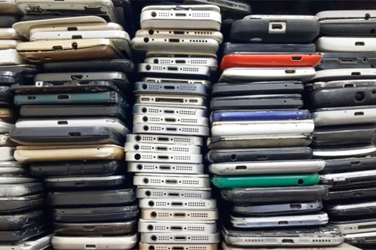 Mối nguy từ việc vứt smartphone hỏng vào sọt rác
