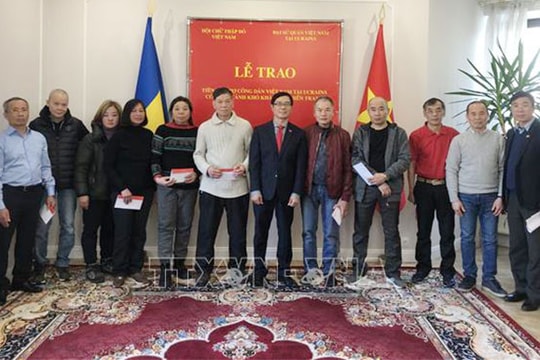 Trao tiền hỗ trợ công dân Việt Nam tại Ukraine có hoàn cảnh khó khăn