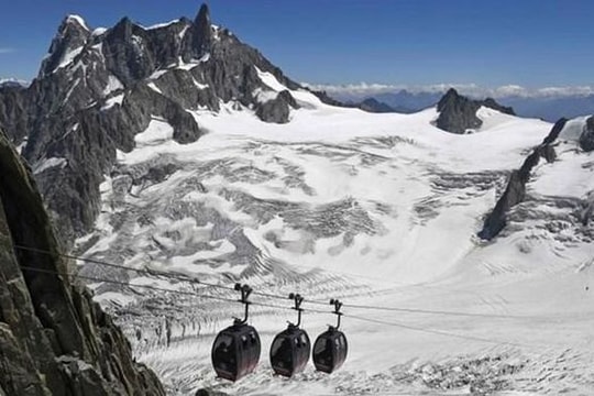 Lở tuyết gần đỉnh Mont Blanc ở Pháp khiến nhiều người thiệt mạng