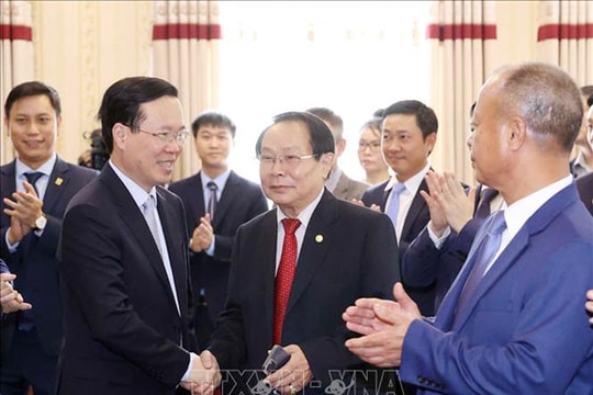 Chủ tịch nước Võ Văn Thưởng thăm Đại sứ quán và cộng đồng người Việt tại Lào
