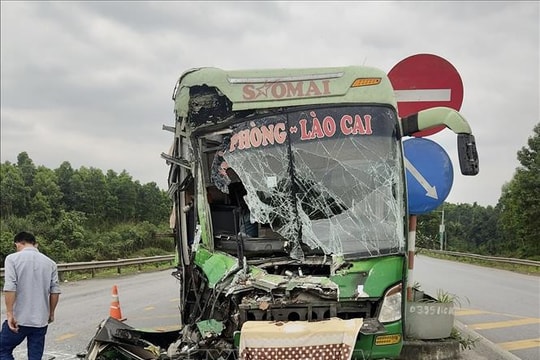 Xe khách va chạm xe tải trên cao tốc Nội Bài - Lào Cai làm 4 người bị thương