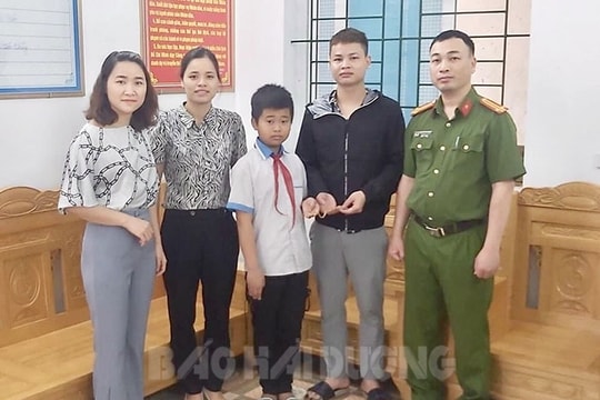  Em Minh nhặt được dây chuyền vàng lớn, tìm người trả lại