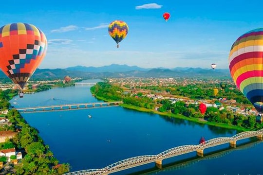 Ngồi khinh khí cầu ngắm trọn xứ Huế mộng mơ