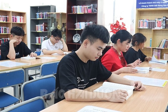 Công nhân ham đọc sách