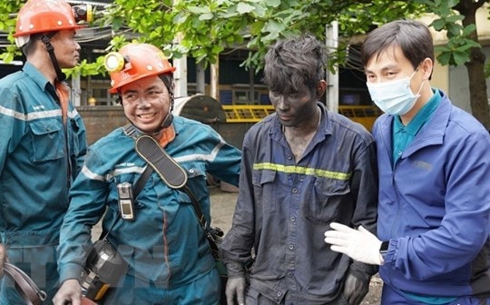 Giải cứu 2 công nhân mắc kẹt hơn 12 tiếng dưới lò khai thác than