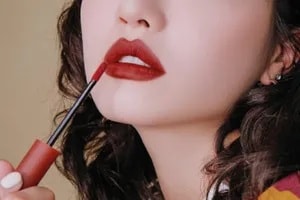 2 cách giúp các bạn gái có cách đánh son lì đẹp mịn