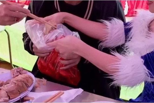 Đi ăn cỗ cưới hay bỏ tiền mua vài miếng giò, miếng thịt mang về?