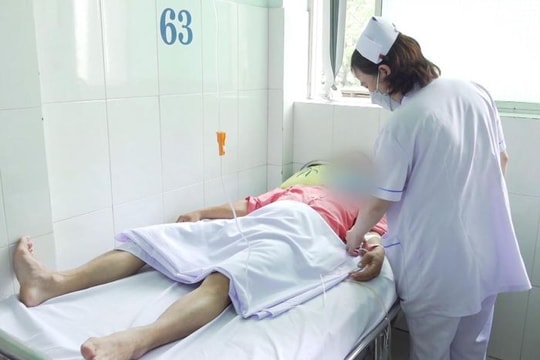 Uống rượu ngâm chuối hột, người đàn ông ngộ độc methanol nguy kịch