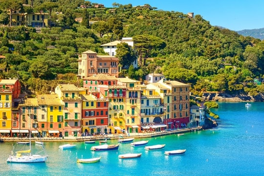 Thị trấn ở Italy phạt du khách nán lại điểm nóng du lịch