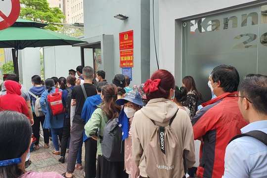Hàng trăm người tố cáo gửi tiết kiệm SCB thành mua bảo hiểm Manulife