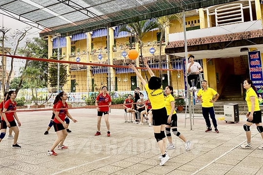 Nữ giáo viên tiểu học Tứ Kỳ tranh Giải bóng chuyền hơi