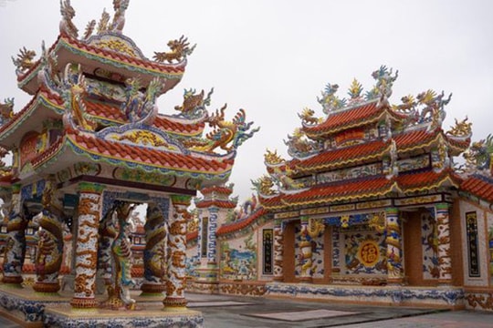 Choáng ngợp "thành phố ma" xa hoa như lăng tẩm vua chúa ở Thừa Thiên - Huế