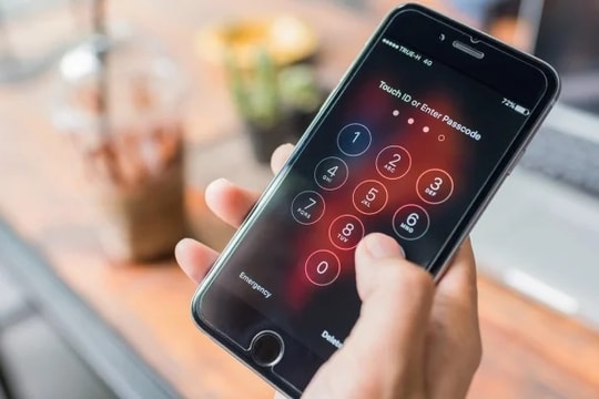 Đừng nhập mật khẩu iPhone nơi công cộng