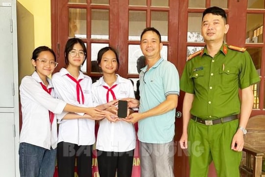 3 học sinh ở Bình Giang nhặt được điện thoại, trả lại người đánh rơi