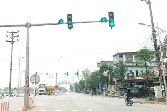 Điều chỉnh đèn tín hiệu giao thông trên quốc lộ 18