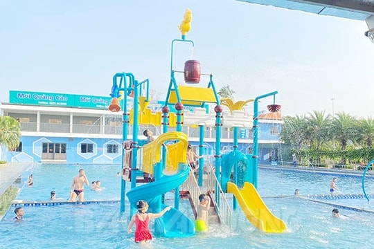 Các bể bơi sẵn sàng đón khách