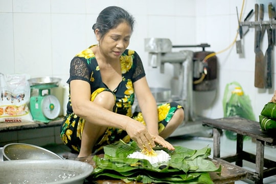 Người phụ nữ gói bánh chưng nhanh nhất Hải Dương