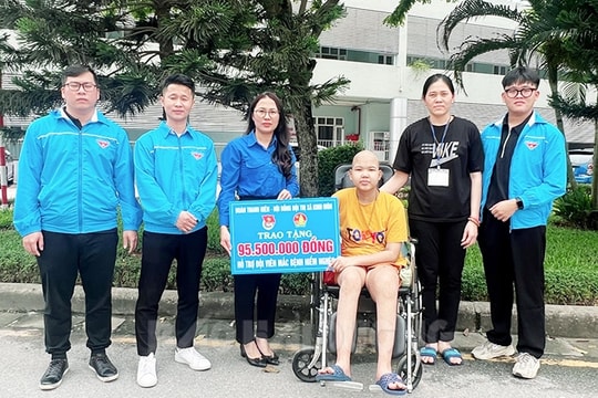 Gần 400 triệu đồng ủng hộ bé gái 13 tuổi bị ung thư ở xã Hiệp Hòa 