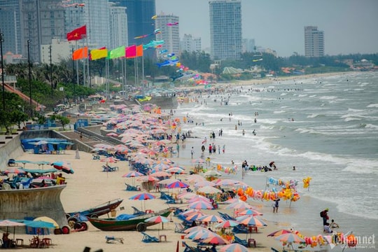 Du khách đổ về Vũng Tàu tắm biển giữa trưa, ngắm hàng trăm cánh diều bay lượn