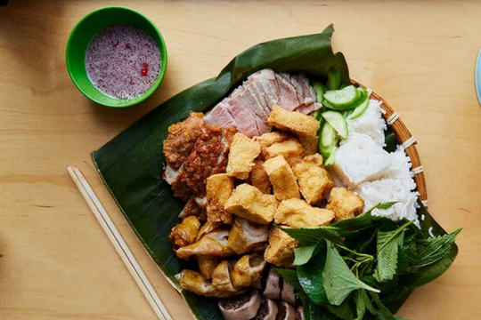 Báo Mỹ khen ngợi quán bún đậu mắm tôm Việt bán trên vỉa hè ở New York