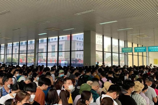 Ngày đầu nghỉ lễ, hàng nghìn người xuất, nhập cảnh ở cửa khẩu Móng Cái