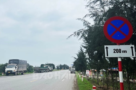 Ô tô đỗ ngay biển cấm dừng trên đường trục Bắc-Nam