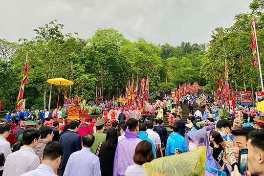 Hàng nghìn người dân đội mưa về Giỗ Tổ