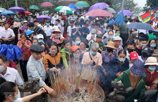 Thăm viếng vua Hùng